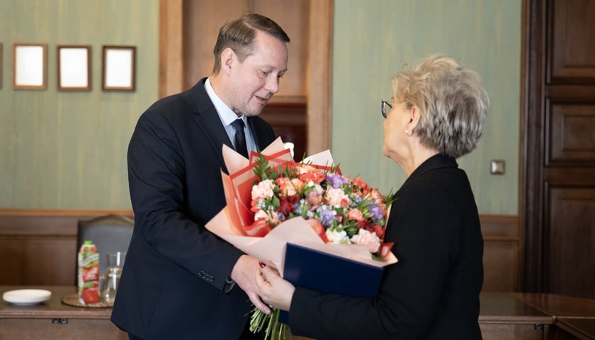 Wiceprezydent Wrocławia Michał Młyńczak wręczający nominację