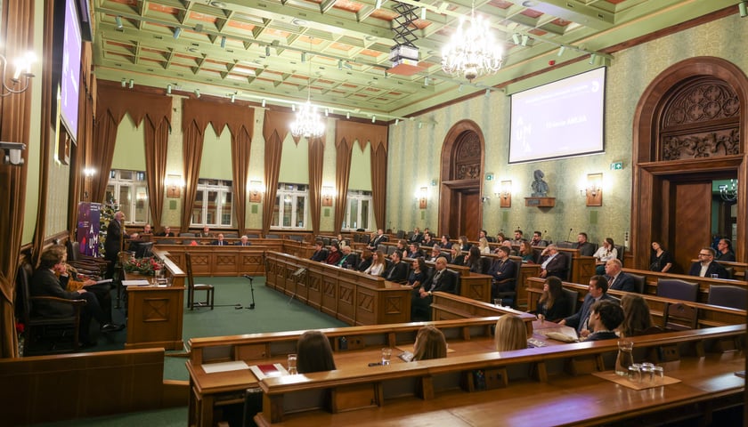 Widok na Salę Sesyjną. Zdjęcie z uroczystości 15-lecia AMUiA w grudniu 2025 r.