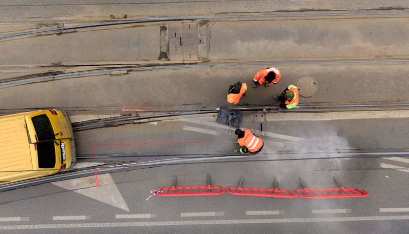 Naprawa uszkodzonego torowiska na ulicy Pułaskiego (13 maja 2026)
