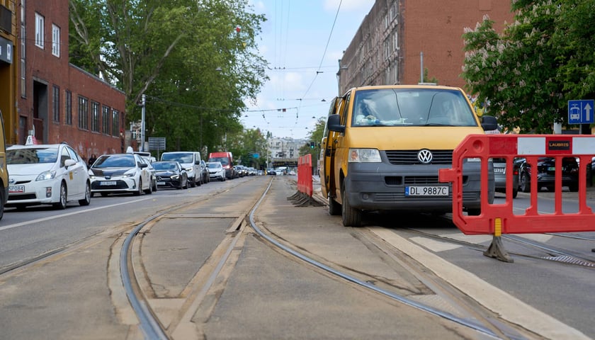 Naprawa uszkodzonego torowiska na ulicy Pułaskiego (13 maja 2026)