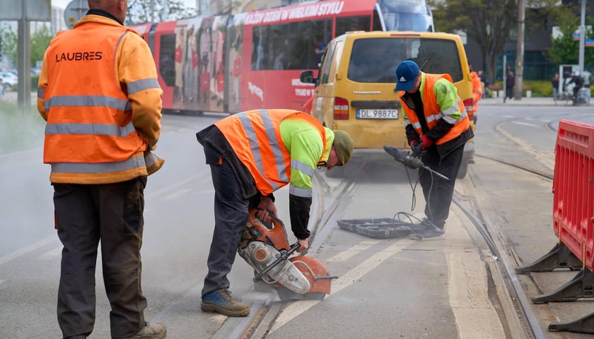 Naprawa uszkodzonego torowiska na ulicy Pułaskiego (13 maja 2026)