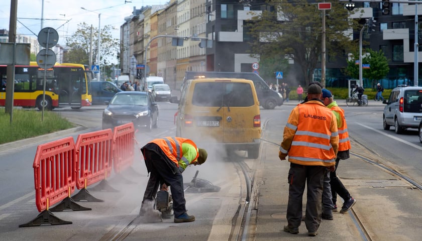 Naprawa uszkodzonego torowiska na ulicy Pułaskiego (13 maja 2026)