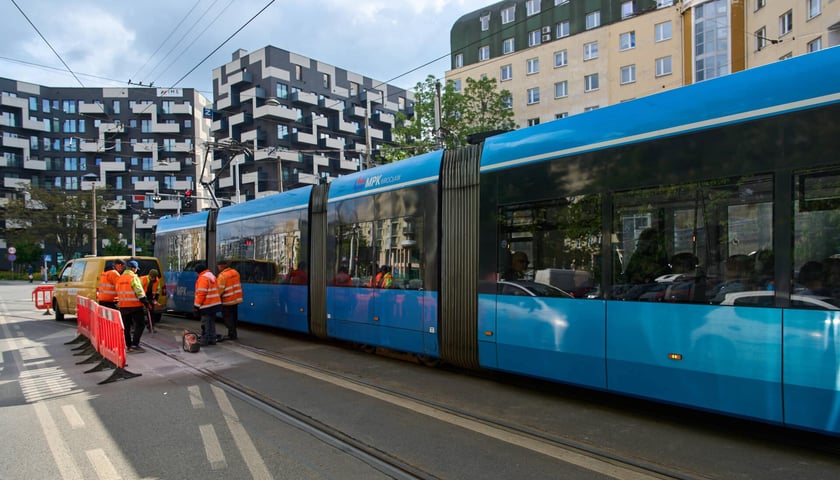 Naprawa uszkodzonego torowiska na ulicy Pułaskiego (13 maja 2026)