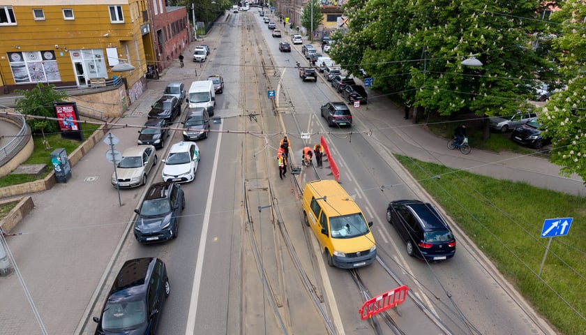 Naprawa uszkodzonego torowiska na ulicy Pułaskiego (13 maja 2026)
