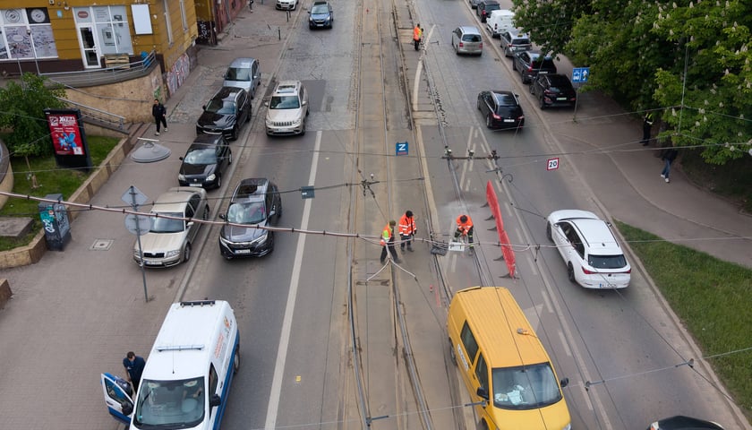 Naprawa uszkodzonego torowiska na ulicy Pułaskiego (13 maja 2026)