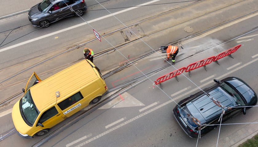 Naprawa uszkodzonego torowiska na ulicy Pułaskiego (13 maja 2026)
