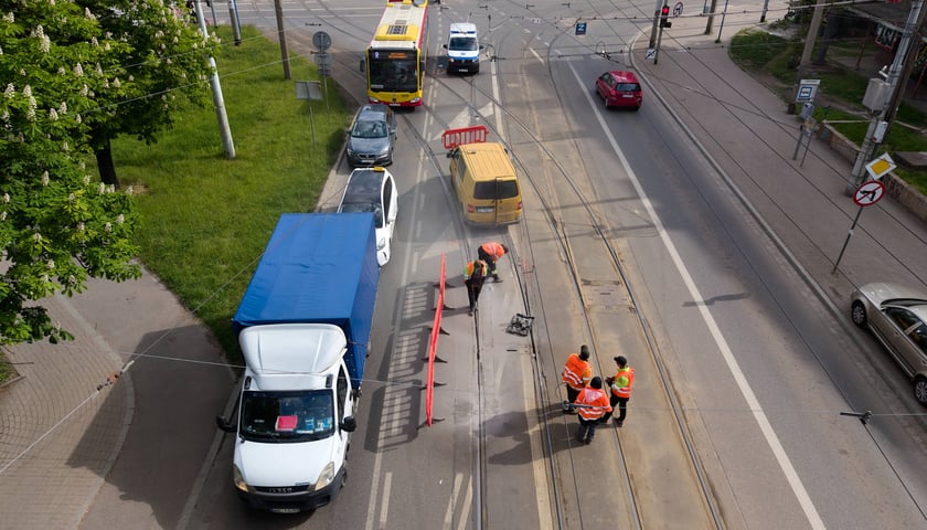 Naprawa uszkodzonego torowiska na ulicy Pułaskiego (13 maja 2026)