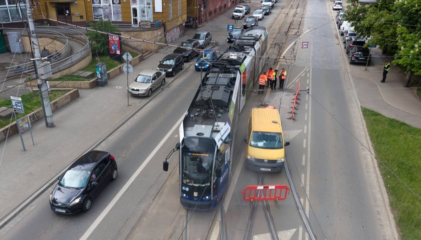 Naprawa uszkodzonego torowiska na ulicy Pułaskiego (13 maja 2026)
