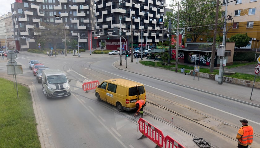 Naprawa uszkodzonego torowiska na ulicy Pułaskiego (13 maja 2026)