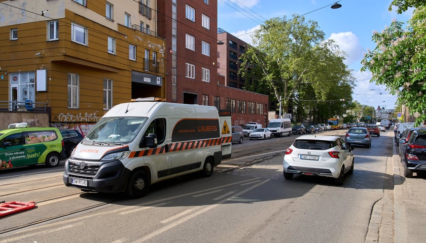 Naprawa uszkodzonego torowiska na ulicy Pułaskiego (13 maja 2026)