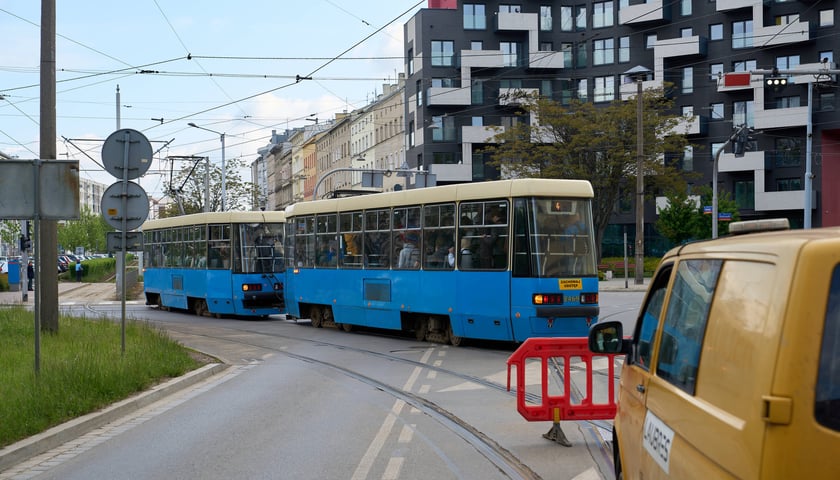 Naprawa uszkodzonego torowiska na ulicy Pułaskiego (13 maja 2026)