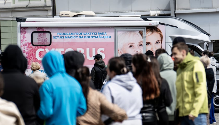 „Fura Zdrowia" na pl. Solnym - kolejka na badania