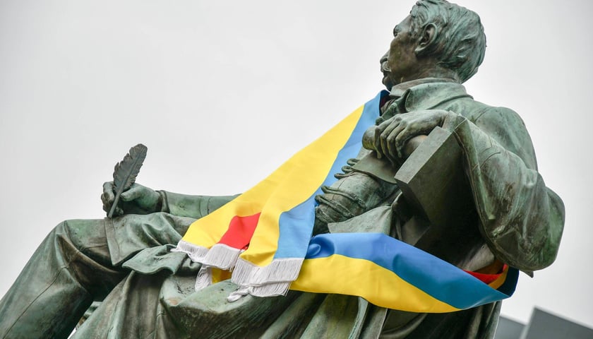 Pomnik hrabiego Aleksandra Fredry w barwach Wrocławia i Ukrainy