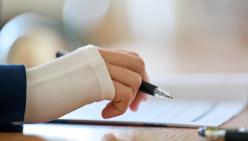 Egzamin ósmoklasisty 2026, na zdjęciu: dłoń trzymająca długopis