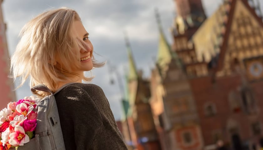 Kobieta z plecakiem na wrocławskim Rynku, zdjęcie ilustracyjne