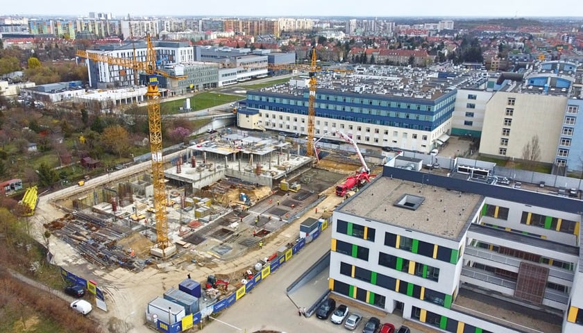 Budowa Uniwersyteckiego Centrum Pediatrycznego przy ul. Borowskiej. Na zdjęciu plac budowy z  lotu ptaka