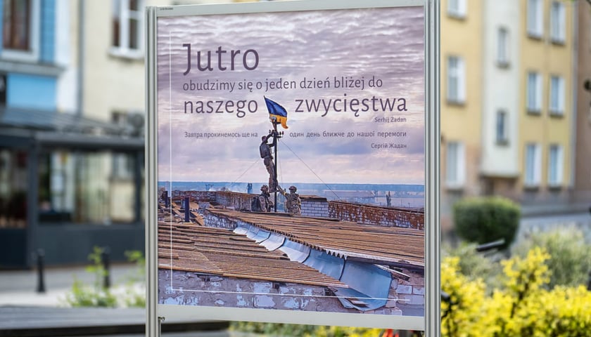 <p>Wystawa plenerowa "Jutro obudzimy się o jeden dzień bliżej do naszego zwycięstwa" przy ulicy Kuźnicznej we Wrocławiu.</p>