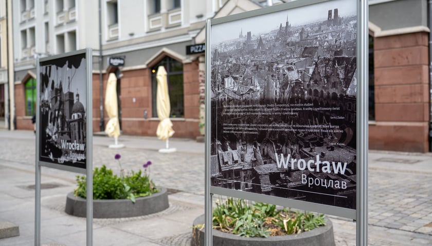 <p>Wystawa plenerowa "Jutro obudzimy się o jeden dzień bliżej do naszego zwycięstwa" przy ulicy Kuźnicznej we Wrocławiu.</p>