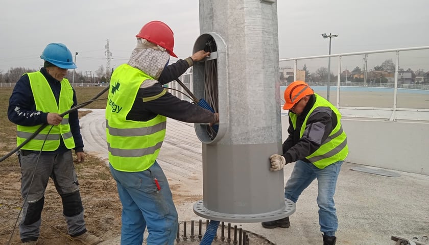 Montaż masztów oświetleniowych na torze wrotkarskim