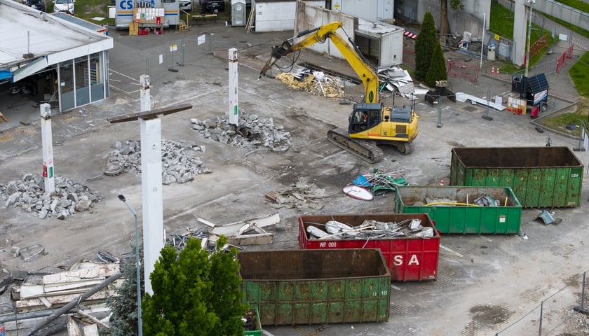 Wyburzanie stacji benzynowej na placu Grunwaldzkim. Na zdjęciu koparka pracująca na placu