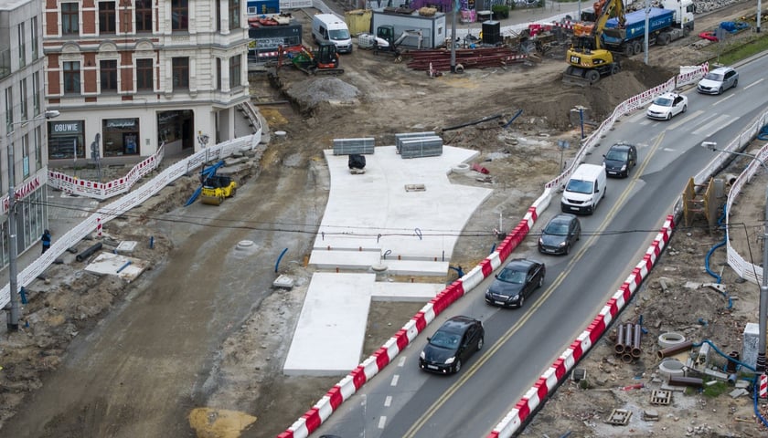 Podczas budowy węzła przesiadkowego Drobnera-Dubois powstaje widoczna na zdjęciu podbudowa pod torowisko. W tym miejscu tory biegnące ulicą Drobnera będą się rozgałęziać w kierunku ulicy Łokietka  