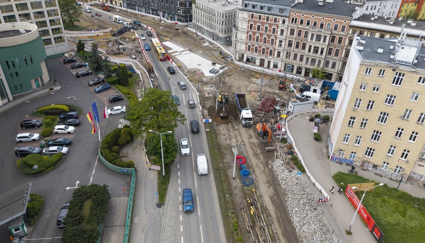 Podczas budowy węzła przesiadkowego Drobnera-Dubois powstaje widoczna na zdjęciu podbudowa pod torowisko (jasna betonowa powierzchnia). W tym miejscu tory biegnące ulicą Drobnera będą się rozgałęziać w kierunku ulicy Łokietka
