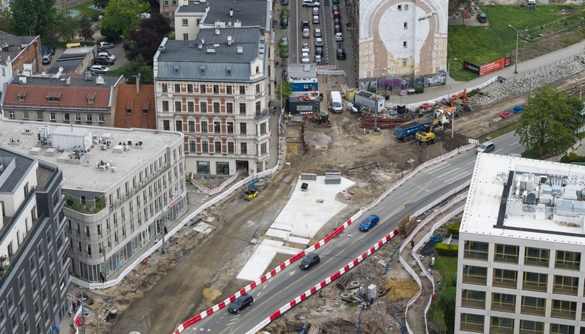 Podczas budowy węzła przesiadkowego Drobnera-Dubois powstaje widoczna na zdjęciu podbudowa pod torowisko (jasna betonowa powierzchnia). W tym miejscu tory biegnące ulicą Drobnera będą się rozgałęziać w kierunku ulicy Łokietka