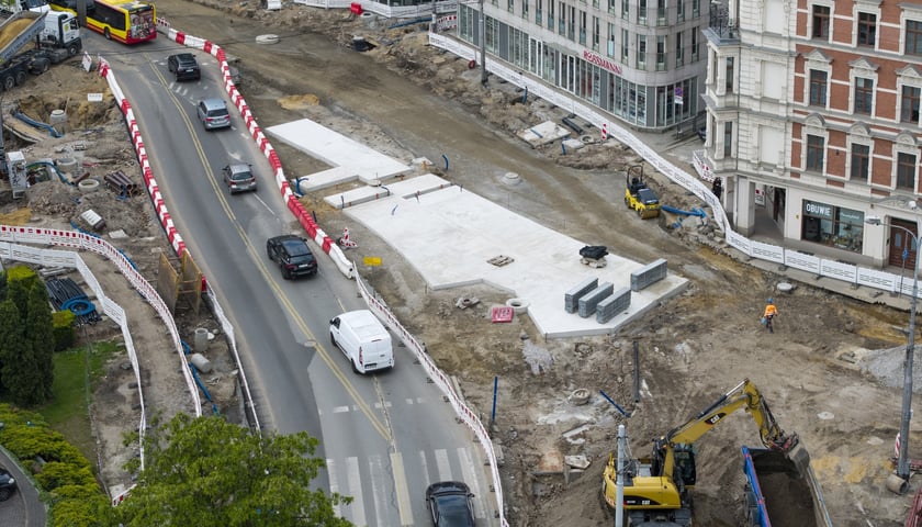 Podczas budowy węzła przesiadkowego Drobnera-Dubois powstaje widoczna na zdjęciu podbudowa pod torowisko (jasna betonowa powierzchnia). W tym miejscu tory biegnące ulicą Drobnera będą się rozgałęziać w kierunku ulicy Łokietka
