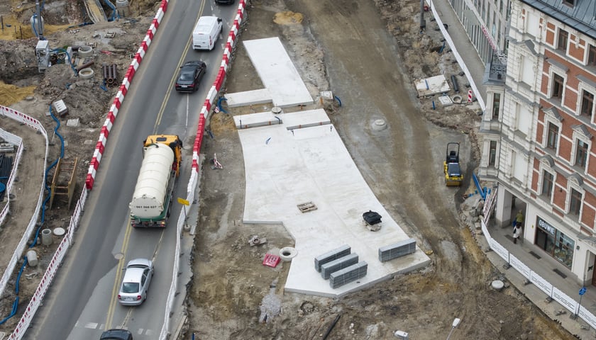 Podczas budowy węzła przesiadkowego Drobnera-Dubois powstaje widoczna na zdjęciu podbudowa pod torowisko (jasna betonowa powierzchnia). W tym miejscu tory biegnące ulicą Drobnera będą się rozgałęziać w kierunku ulicy Łokietka