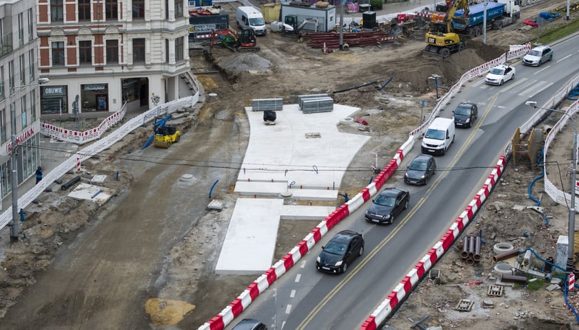 Podczas budowy węzła przesiadkowego Drobnera-Dubois powstaje widoczna na zdjęciu podbudowa pod torowisko (jasna betonowa powierzchnia). W tym miejscu tory biegnące ulicą Drobnera będą się rozgałęziać w kierunku ulicy Łokietka