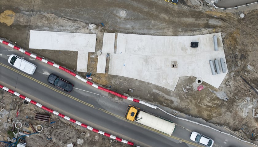 Podczas budowy węzła przesiadkowego Drobnera-Dubois powstaje widoczna na zdjęciu podbudowa pod torowisko (jasna betonowa powierzchnia). W tym miejscu tory biegnące ulicą Drobnera będą się rozgałęziać w kierunku ulicy Łokietka