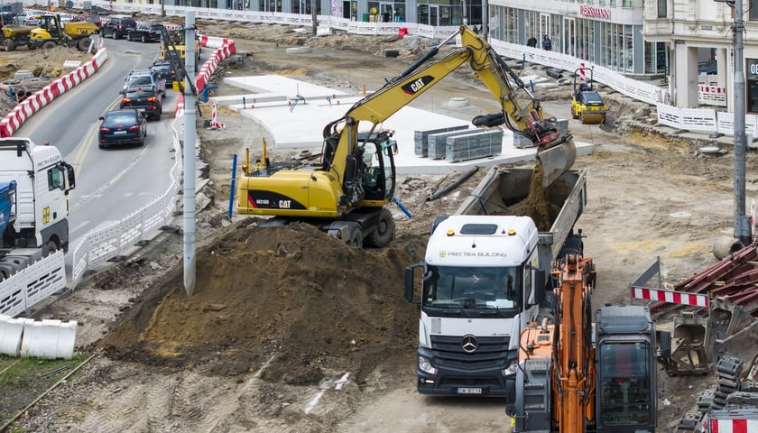 Podczas budowy węzła przesiadkowego Drobnera-Dubois powstaje widoczna na zdjęciu podbudowa pod torowisko (jasna betonowa powierzchnia). W tym miejscu tory biegnące ulicą Drobnera będą się rozgałęziać w kierunku ulicy Łokietka