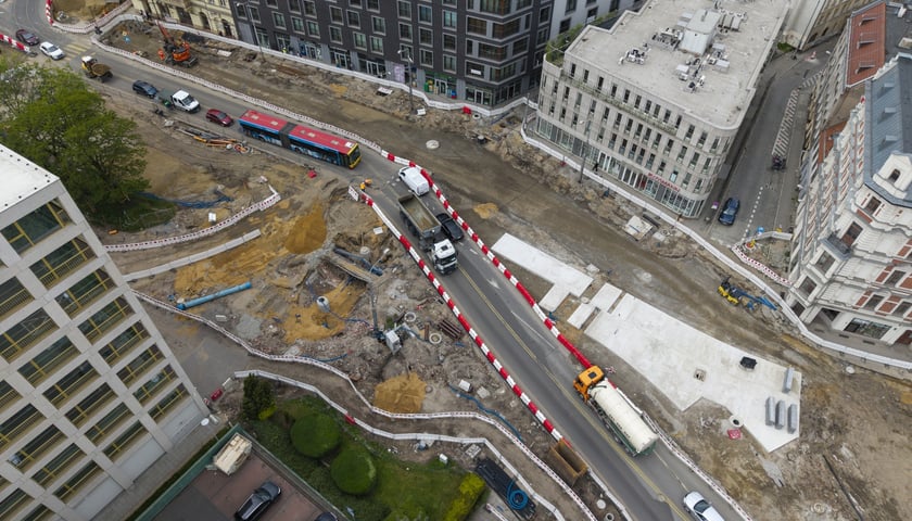 Podczas budowy węzła przesiadkowego Drobnera-Dubois powstaje widoczna na zdjęciu podbudowa pod torowisko (jasna betonowa powierzchnia). W tym miejscu tory biegnące ulicą Drobnera będą się rozgałęziać w kierunku ulicy Łokietka