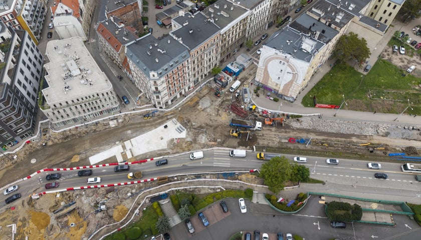 Podczas budowy węzła przesiadkowego Drobnera-Dubois powstaje widoczna na zdjęciu podbudowa pod torowisko (jasna betonowa powierzchnia). W tym miejscu tory biegnące ulicą Drobnera będą się rozgałęziać w kierunku ulicy Łokietka