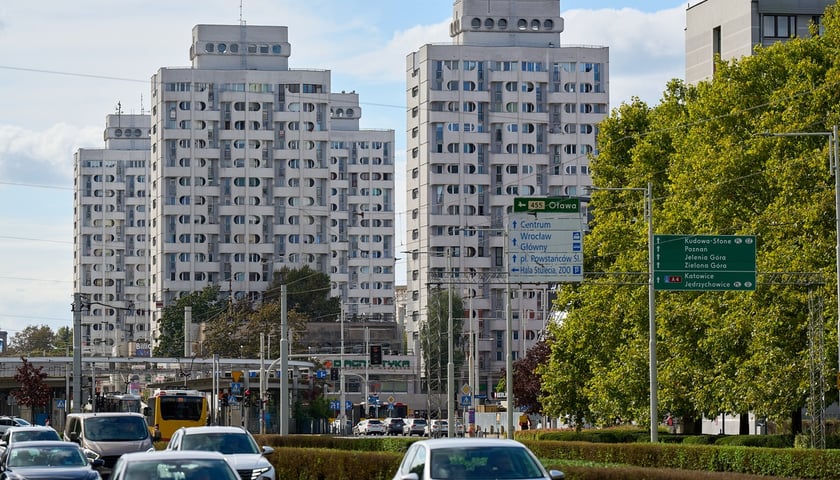 Plac Grunwaldzki. Na zdjęciu wieżowce nazywane Manhattanem