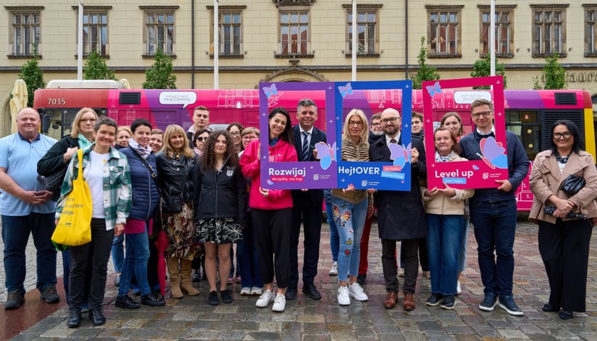Start kampanii ''HejtOVER''. Na zdjęciu uczestnicy konferencji prasowej w Rynku, z tyłu Autobus Wsparcia 