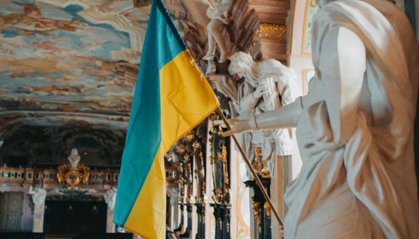 Zbliżenie na flagę Ukrainy zawieszoną w Auli Leopoldina