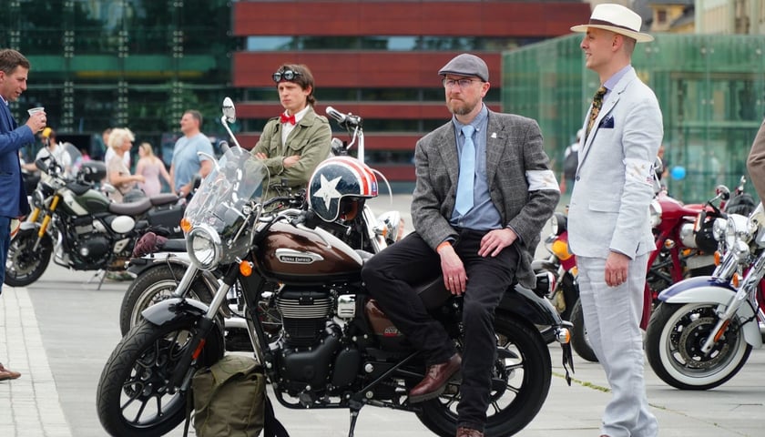 Elegancko ubrani mężczyźni przy motocyklach. Zdjęcie archiwalne, wykonane podczas jednej z minionych edycji rajdu.
