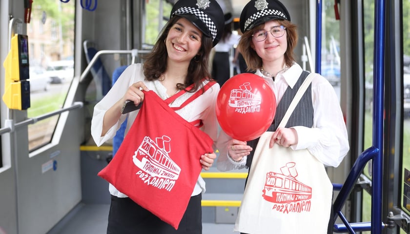 Dwie uśmiechnięte kobiety w tramwaju.  Uczestniczki akcji „Tramwaj zwany pożądaniem” 