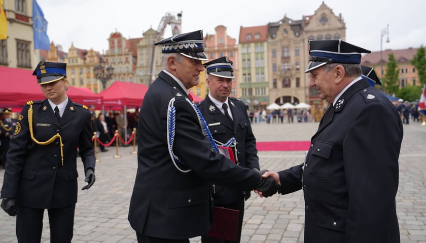 Uroczyste obchody Dnia Strażaka w Rynku i nadanie sztandaru Komendzie Miejskiej PSP we Wrocławiu
