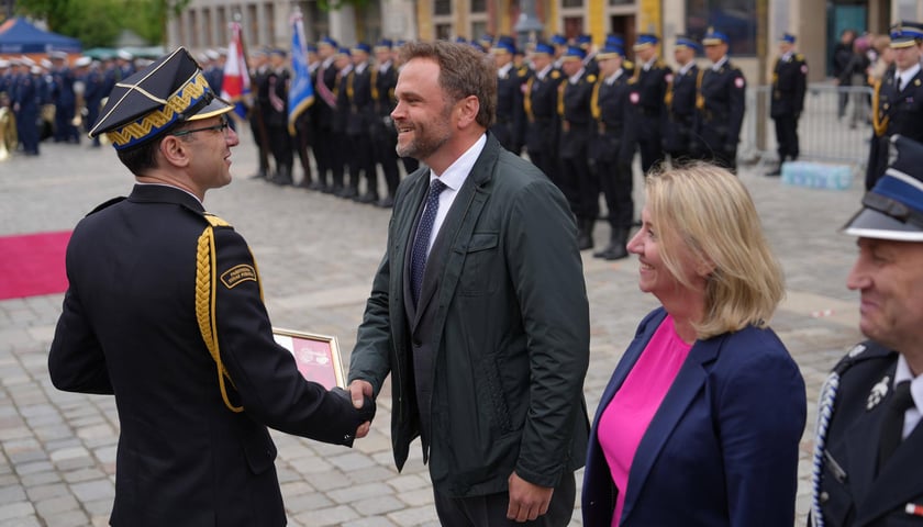 Uroczyste obchody Dnia Strażaka w Rynku i nadanie sztandaru Komendzie Miejskiej PSP we Wrocławiu