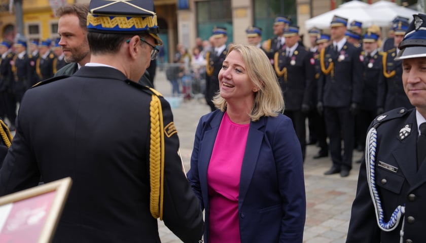 Uroczyste obchody Dnia Strażaka w Rynku i nadanie sztandaru Komendzie Miejskiej PSP we Wrocławiu