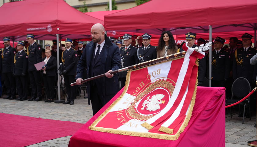 Uroczyste obchody Dnia Strażaka w Rynku i nadanie sztandaru Komendzie Miejskiej PSP we Wrocławiu