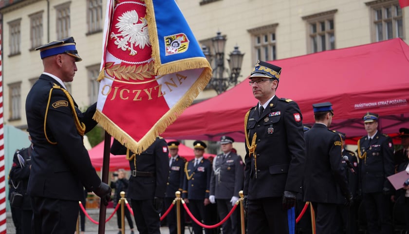 Uroczyste obchody Dnia Strażaka w Rynku i nadanie sztandaru Komendzie Miejskiej PSP we Wrocławiu