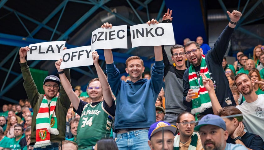 Kibice Śląska Wrocław na meczu z Arką w Hali Orbita 