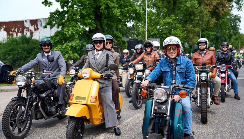 Dolnośląski Rajd z Klasą - 17 maja 2026 r. Na zdjęciu elegancko ubrani motocykliści podczas parady