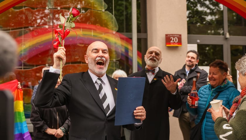 Tomasz Kwietko-Bębnowski i Ryszard Ziobro z transkrypcją zagranicznego aktu małżeństwa