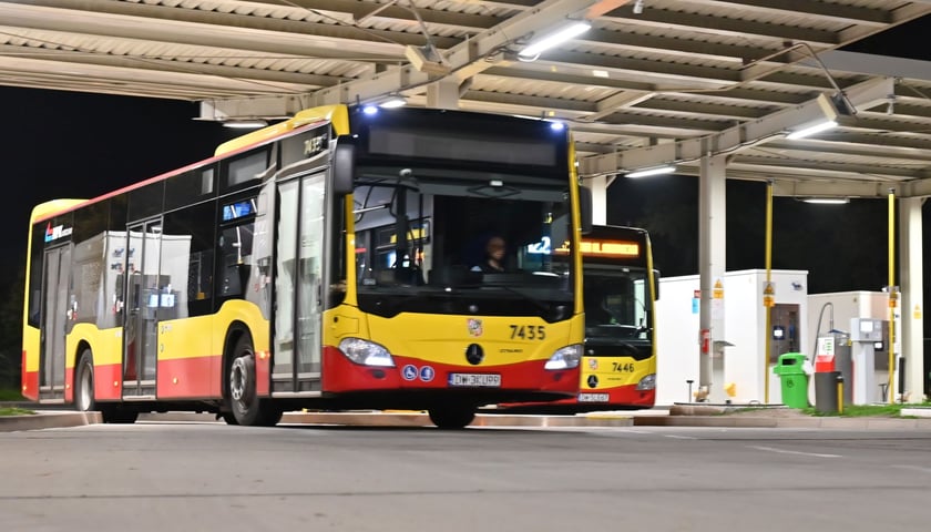 Zdjęcie ilustracyjne - autobus MPK nocą na zajezdni 