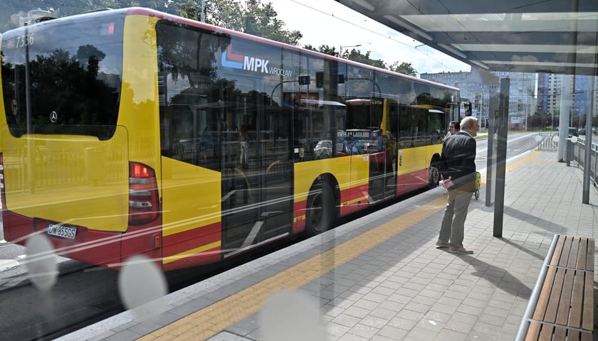 Autobus komunikacji miejskiej na przystanku. Zdjęcie ilustracyjne.