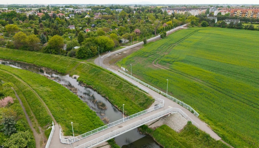 Widok na kładkę nad Ślęzą i przebudowaną ulicę Trawową 